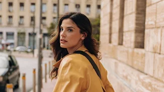 Η Χριστίνα Μπόμπα σου δείχνει πώς να φορέσεις το crop top το φθινόπωρο