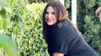 Δανάη Μπάρκα | Ποζάρει με ολόσωμο μαγιό στο μπαλκόνι του σπιτιού της και μας δείχνει το σώμα της όπως ακριβώς είναι