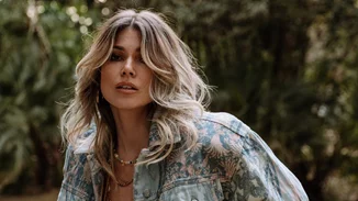 Η Βάσια Κωσταρά "αγκαλιάζει" τα σημάδια στο σώμα της | Ποζάρει με μαγιό και μας δείχνει την τομή από το χειρουργείο της