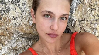 Κλέλια Ανδριολάτου | Η νέα φωτογραφία της με μπικίνι μοιάζει σαν σκηνή από τη "Γαλάζια Λίμνη"