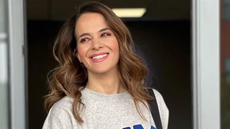 Ελιάνα Χρυσικοπούλου | Η 8χρονη Ισαβέλλα και η 5χρονη Βικτώρια κάνουν βραδινή κατάληψη στο σαλόνι - και ο λόγος είναι ό,τι πιο γλυκό είδαμε σήμερα