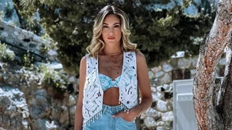 Η Αθηνά Οικονομάκου κρατάει ψηλά στα χέρια της την κόρη της, Σιέννα, στην πιο όμορφη φωτογραφία που θα δεις σήμερα