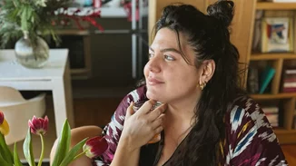 "Έχεις πολύ γούστο" | Η Δανάη Μπάρκα ποζάρει στην cozy τραπεζαρία του σπιτιού της