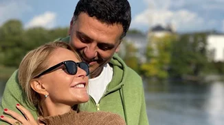 Τζένη Μπαλατσινού | Οι ευχές στον Βασίλη Κικίλια για τα γενέθλιά του και η throwback φωτογραφία με "άφρο" μαλλιά