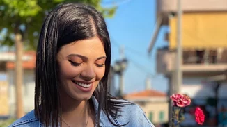 Τζένη Καζάκου | Η πανέμορφη ηθοποιός ποζάρει με τη μητέρα της, Τάνια Τρύπη, και η ομοιότητα είναι εντυπωσιακή