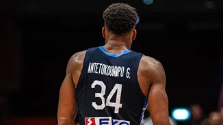 To viral video της ημέρας | Ο προπονητής της Εθνικής Ιταλίας όρμησε στην αγκαλιά του Γιάννη Αντετοκούνμπο