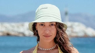 Eυγενία Σαμαρά | Σκαρφαλώνει στους φοίνικες και απολαμβάνει το ποτό της μέσα σε καρύδα