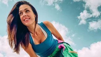 Η Ιωάννα Τριανταφυλλίδου στο απόλυτο καλοκαιρινό mood | Ποζάρει με μαγιό στον τεράστιο κήπο του πατρικού της σπιτιού