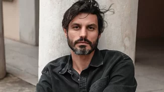 Αριστοτέλης Μπολοβίνος  | Αυτός είναι ο μελαχρινός και άκρως γοητευτικός ιατροδικαστής του "IQ 160"