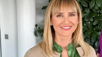 Η Μάρα Ζαχαρέα ποζάρει με mini, λιλά καφτάνι δίπλα στη θάλασσα