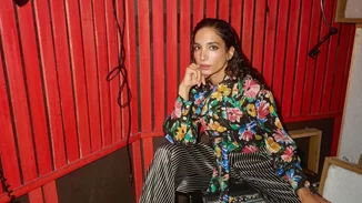 Το σαλόνι της Νάντιας Ράπτη είναι του ονείρου | Τα πολύχρωμα λουλούδια έρχονται σε αντίθεση με τα "ήσυχα" έπιπλα