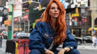 Με sneakers, loafers ή ψηλοτάκουνα | Η Έβελυν Καζαντζόγλου φόρεσε το παντελόνι που ταιριάζει με τα πάντα