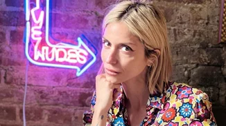 Η Σοφία Καρβέλα απογειώνει το mix & match | Τα φούξια εκκεντρικά γυαλιά και το animal print μπικίνι