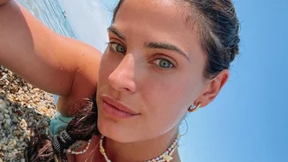 Χριστίνα Μπόμπα | Βόλτα στα σοκάκια της Μυκόνου μαζί με τον μπαμπά και τις δίδυμες κόρες της