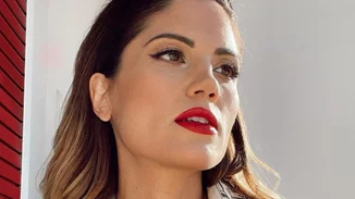 Η Μαίρη Συνατσάκη ποζάρει στον 8ο μήνα της εγκυμοσύνης της με εφαρμοστό φόρεμα και ψηλοτάκουνες γόβες