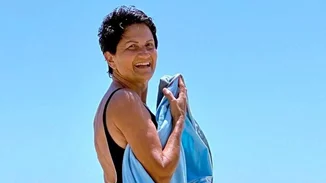 Άλκηστις Πρωτοψάλτη | Στην παραλία με athleisure look - Ποζάρει με μαγιό και εντυπωσιάζει