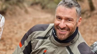 Ο Γιούρκας Σεϊταρίδης σε μία σπάνια δημόσια εμφάνιση με τη γοητευτική σύζυγό του, Μάιρα Παπαϊωάννου, και το παιδί τους