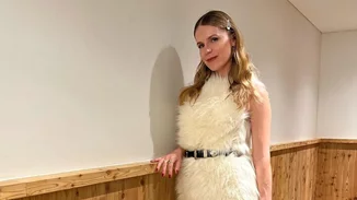 Ευγενία Νιάρχου | Ποζάρει με την κούκλα μικρότερη αδερφή της στο Saint Moritz