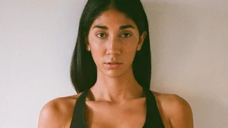 H Παρασκευή Κερασιώτη ποζάρει με ποδιά σερβιτόρας| "Μην ντρέπεστε, καμία δουλειά δεν είναι ντροπή"