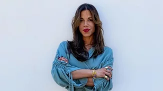 Δάφνη Καραβοκύρη | Η εμπειρία της με τον καρκίνο του μαστού και η ανατρεπτική φωτογράφιση