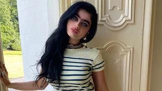 Legs for days | Η Σοφία Χατζηπαντελή φοράει mini και μας δείχνει τα καλλίγραμμα πόδια της