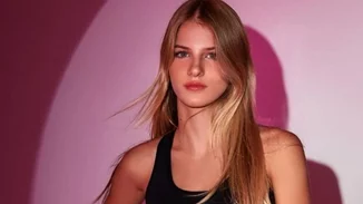 Η Άννα - Μαρία Ίβιτς πιο εντυπωσιακή από ποτέ | Η βραδινή εμφάνιση με mini φόρεμα και ψηλοτάκουνα πέδιλα στο πλευρό της Ελένης Πετρουλάκη