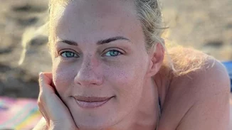 Ατημέλητα μαλλιά, ένα μαγιό και ένα σορτσάκι: Η εντυπωσιακή φυσική ομορφιά της Ζέτας Μακρυπούλια - Οι φωτογραφίες της σε πεζοπορία θα μπορούσαν να είναι και φωτογράφηση περιοδικού