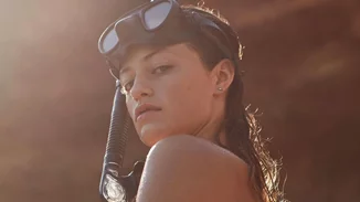 Γαία Μερκούρη | Βουτάει στα κρυστάλλινα νερά της Άνδρου και εντυπωσιάζει με το super γυμνασμένο της κορμί