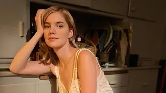 Νατάσα Εξηνταβελώνη | Η chic εμφάνιση με magenta βελούδινο κοστούμι