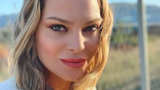 Υβόννη Μπόσνιακ | Φοράει crop top με jacket και μας δείχνει τη σούπερ γυμνασμένη της κοιλιά