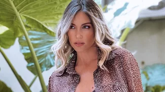 Αθηνά Οικονομάκου | Ξαπλώνει στη μαύρη άμμο της Σαντορίνης και φωτογραφίζεται φορώντας μόνο το μπικίνι της