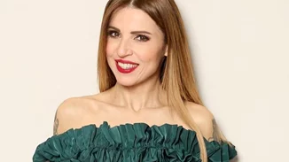 Η Ευρυδίκη ήταν η πιο cool και ροκ νύφη της ελληνικής showbiz | Το strapless νυφικό και το λουλουδένιο στεφάνι στα μαλλιά