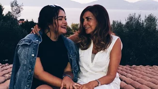 Η Μαριτίνα Ντενίση σε μία σπάνια φωτογραφία από τα παιδικά της χρόνια, αγκαλιά με τη μητέρα της, Μιμή Ντενίση