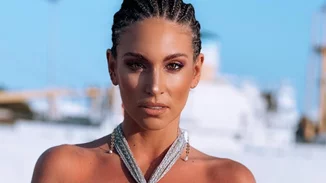 Αθηνά Οικονομάκου | Ο αναπαυτικός, off-white καναπές του σαλονιού της είναι το απόλυτο spot χαλάρωσης