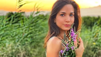 Κατερίνα Γερονικολού | Ποζάρει μπροστά από τους καταρράκτες Νιαγάρα, με κόκκινο μαντήλι στα μαλλιά