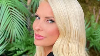 Ελένη Μενεγάκη | Ποζάρει στην παραλία της Άνδρου φορώντας μόνο ένα αέρινο πουκάμισο