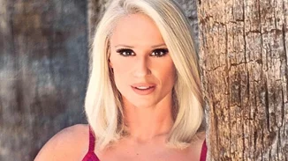 Η Κατερίνα Παναγοπούλου πιο εντυπωσιακή από ποτέ, με κατακόκκινο φόρεμα με cut outs και μαύρες, μυτερές γόβες