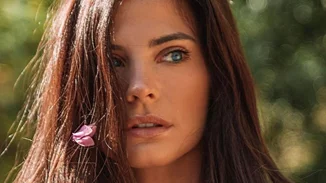 Η Χριστίνα Μπόμπα στη θάλασσα χωρίς photoshop | Τα κιλά, οι ραγάδες της εγκυμοσύνης και η αγάπη για το σώμα της