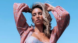 Μαμά και κόρη σε γύρισμα | Η Σιέννα Μιχοπούλου πρωταγωνιστεί στο βίντεο της Αθηνάς Οικονομάκου και το internet "λιώνει"