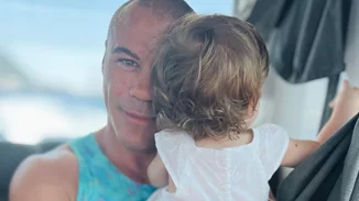 Ο Μιχάλης Ζαμπίδης χορεύει αγκαλιά με την κόρη του στο πιο γλυκό βίντεο που θα δεις σήμερα