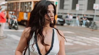 Η Χριστίνα Μπόμπα είχε το θράσος να ταξιδέψει στο Μιλάνο χωρίς τα παιδιά της και με ντεκολτέ!