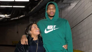 Γιάννης Αντετοκούνμπο | Ακουμπάει τρυφερά τη σύντροφό του, Mariah Riddlesprigger, και δηλώνει πως είναι δική του