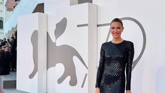 Η glam εμφάνιση της Βίκυς Καγιά στο κόκκινο χαλί του φεστιβάλ Βενετίας | Τα flat παπούτσια που επέλεξε