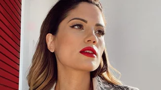 Μαίρη Συνατσάκη | Ποζάρει με μακρύ, εφαρμοστό φόρεμα και σε Χριστουγεννιάτικη διάθεση, λίγο πριν φέρει στον κόσμο το πρώτο της παιδί