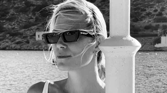 Βίκυ Καγιά | Η chic και καλοκαιρινή εμφάνιση στο πλευρό του Γιώργου Καράβα - Τα μυτερά mules που λατρέψαμε