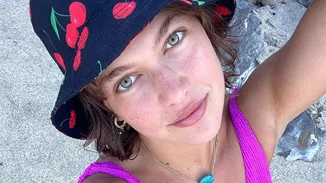 Κλέλια Ανδριολάτου | Ποζάρει φορώντας τα εσώρουχά της στο πιο όμορφο μπαλκόνι της Γαλλίας