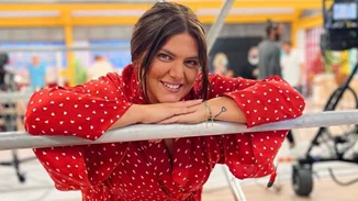 Δανάη Μπάρκα | Σε συναυλία με σούπερ mini φόρεμα και αρβυλάκια