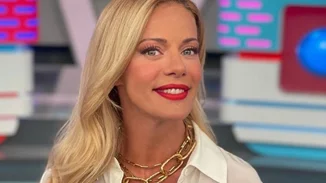 Ζέτα Μακρυπούλια | Φωτογραφίζεται πιο σέξι από ποτέ φορώντας μόνο ένα σακάκι και ψηλοτάκουνα παπούτσια