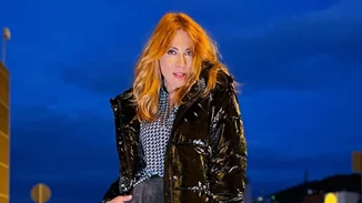 Η Σμαράγδα Καρύδη με κοτσιδάκια στα μαλλιά, σε θεατρική παράσταση με τους γονείς της, 16 χρόνια πριν