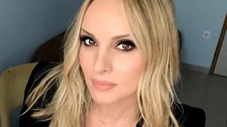 Η Πέγκυ Ζήνα νανουρίζει τον γιο της Ρούλας Σταματοπούλου και ο μικρός Άγγελος απολαμβάνει